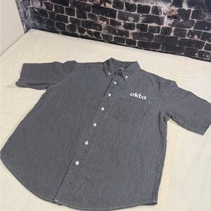 Short-Sleeve Button-Down Shirt in Charcoal Gray